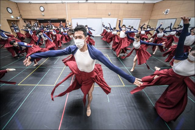 11일 취재진에 일부 공개한 ‘일무’ 3막의 한 장면. 전혀 새로운 모습으로 재해석을 시도한다.. 사진 제공=세종문화회관