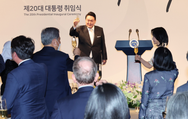 윤석열 대통령이 10일 오후 서울 중구 신라호텔에서 열린 외빈 초청 만찬에서 참석자들과 건배하고 있다. 연합뉴스