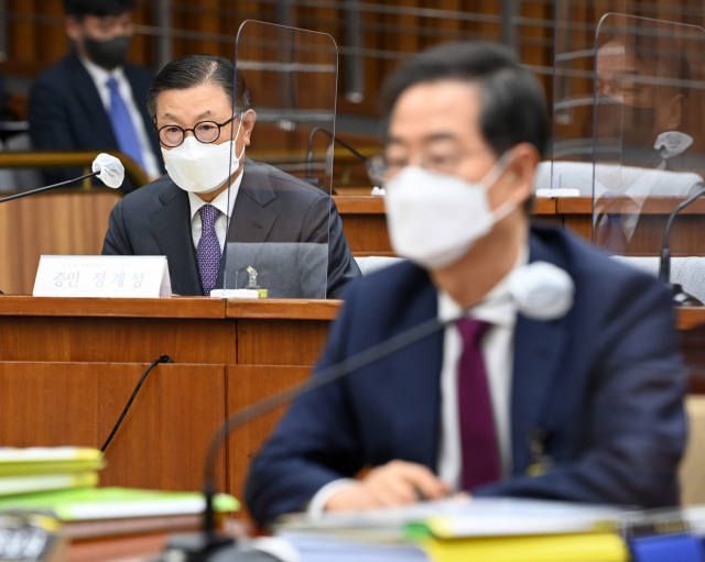 지난 3일 한덕수 국무총리 후보자가 국회 인사청문회에서 참석해 의원들의 질의에 답하고 있다. 연합뉴스