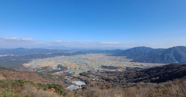 대암산 정상에서 바라본 한반도 최초 운석충돌구, 적중-초계분지. 사진제공=한국지질자원연구원