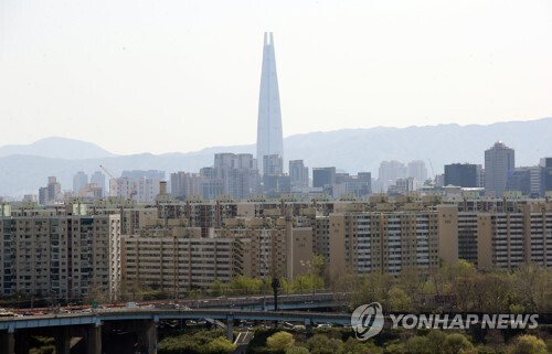 서울 용산구 유엔빌리지 인근에서 바라본 압구정동 현대아파트 일대의 모습./연합뉴스