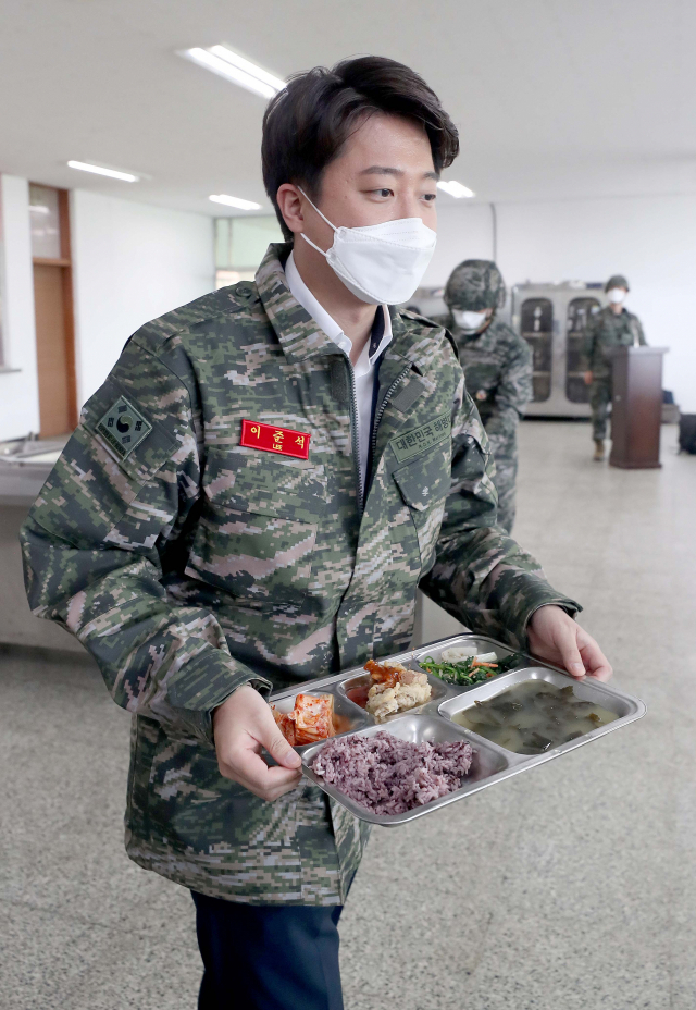 이준석, 군부대 찾아 '월급 200만원 공약 완전히 못지켜' 사과