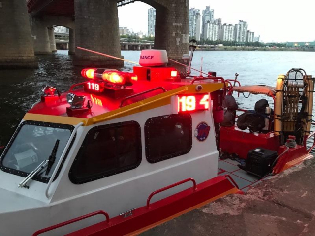 한강 노들섬에 빠진 여학생을 구조한 A씨가 온라인커뮤니티에 올린 119 구급대원 사진. 보배드림 캡처