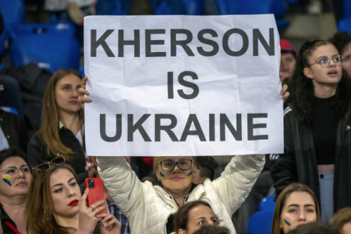이달 4일 스위스 바젤에서 열린 스위스 FC바젤과 우크라이나 디나모 키이우 간의 친선경기에서 한 여성이 '헤르손은 우크라이나 것'이라는 팻말을 들고 있다. EPA연합뉴스