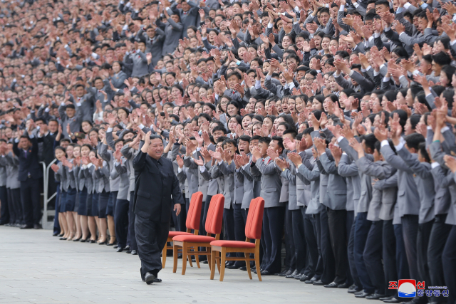 김정은 북한 국무위원장이 '항일빨치산' 창설 90주년(4·25) 기념 열병식에 참가했던 평양 청년들을 격려하며 기념사진을 촬영했다./연합뉴스