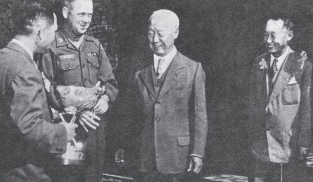 1955년 대통령배 한국아마추어 골프선수권에서 우승자에게 시상을 하고 있는 이승만(왼쪽 세 번째) 전 대통령. 서울CC 60년·한양CC 50년사