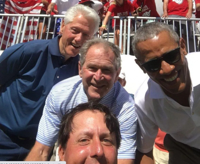 빌 클린턴(왼쪽부터), 조지 W 부시, 버락 오바마 전 대통령과 셀피를 찍고 있는 필 미컬슨. 팀 미컬슨 트위터