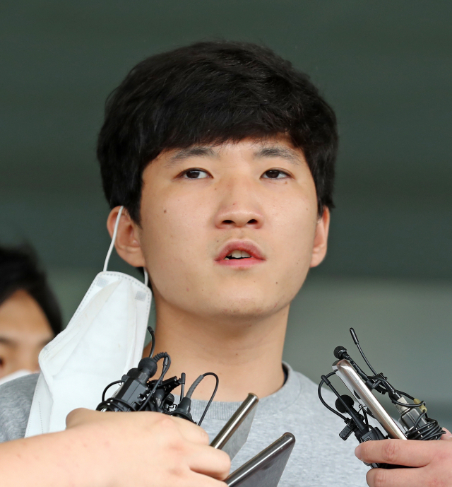 최찬욱은 아동·청소년을 대상으로 성착취물을 제작·유포한 혐의로 15년형을 선고 받았다. 연합뉴스