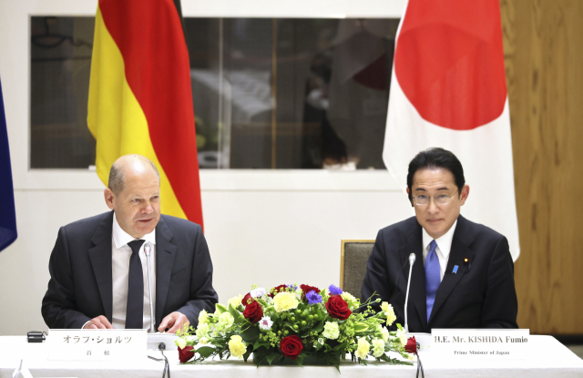 지난달 28일 일본 총리 관저에서 기시다 후미오 일본 총리와 올라프 숄츠 독일 총리가 정상회담을 하고 있다. AP연합뉴스