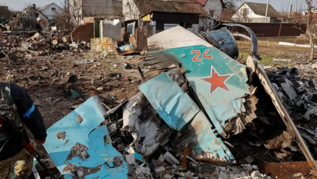 지난 4월 키이우에서 발견된 러시아군 전투기 Su-34가 처참히 부숴진 모습. 로이터연합뉴스