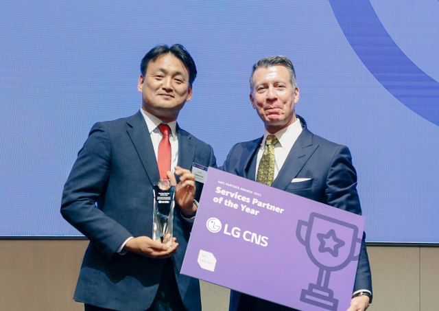 김태훈(왼쪽) LG CNS 클라우드사업부장이 12일 열린 'AWS 파트너 서밋 코리아 2022'에서 'Services Partner of the Year'를 수상하는 모습/사진제공=LG CNS