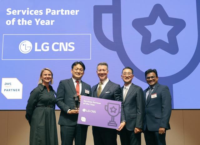 김태훈(왼쪽) LG CNS 클라우드사업부장이 12일 열린 'AWS 파트너 서밋 코리아 2022'에서 'Services Partner of the Year'를 수상하는 모습/사진제공=LG CNS