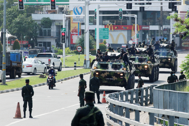 지난11일(현지시간) 스리랑카 콜롬보에서 정권퇴임을 요구하는 시민들의 시위를 막기 위해 군인들이 장갑차를 이용해 거리를 순찰하고 있다. 신화연합뉴스