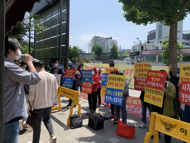 서울 용산구 삼각지역 12번 출구에서 시민 25여 명이 집결해 12일 오후 시위를 벌이고 있다. 김남명·이건율 기자