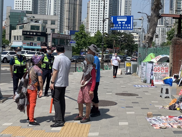 서울 용산구 삼각지역 주변에서 1인 시위에 나선 시민이 12일 오전 경찰과 대치하고 있다. 김남명·이건율 기자