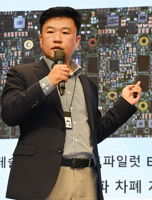 정세영 엔트리움 대표가 11일 대전 한국전자통신연구원(ETRI)에서 열린 '제1회 국가연구소 기업가정신 토크콘서트' ETRI편에서 발표하고 있다.