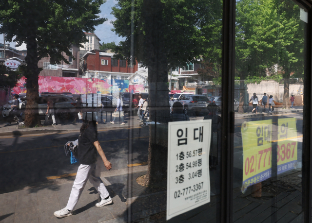 12일 종로구 삼청동 빈 상가 창문에 사람들이 비쳐 보인다. 연합뉴스
