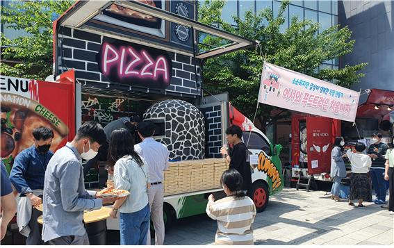 오송첨단의료산업진흥재단 직원들이 푸드 트럭에서 점심식사를 제공받고 있다. 사진제공=오송첨단의료산업진흥재단