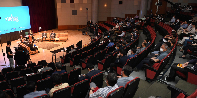 11일 '제1회 국가연구소 기업가정신 토크콘서트' 한국전자통신연구원(ETRI)편에 참석한 김명준(왼쪽부터) ETRI 원장과 최문기 전 미래창조과학부 장관, 김복철 국가과학기술연구회(NST) 이사장, 고광본 서울경제신문 선임기자, 김명수 대전시 과학부시장, 박희재 서울대 AI밸리 단장이 기업가정신에 관해 특별대담을 나누고 있다./대전=오승현 기자