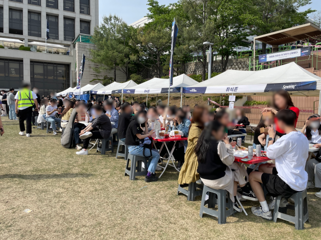 성균관대 학생들이 12일 야외 취식존에서 음식을 먹고 있다. 박신원 기자