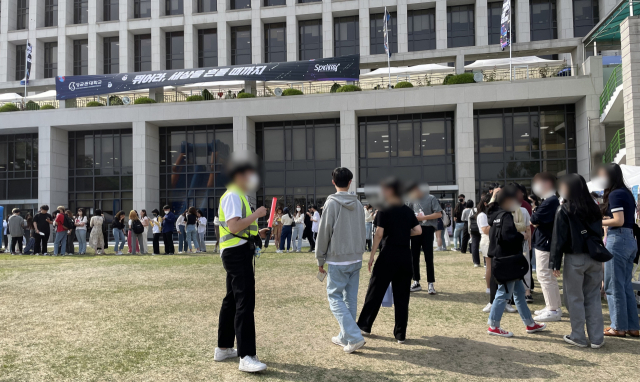 성균관대 학생들이 12일 캠퍼스에 설치된 대형 미끄럼틀을 타기 위해 길게 줄을 서 있다. 박신원 기자