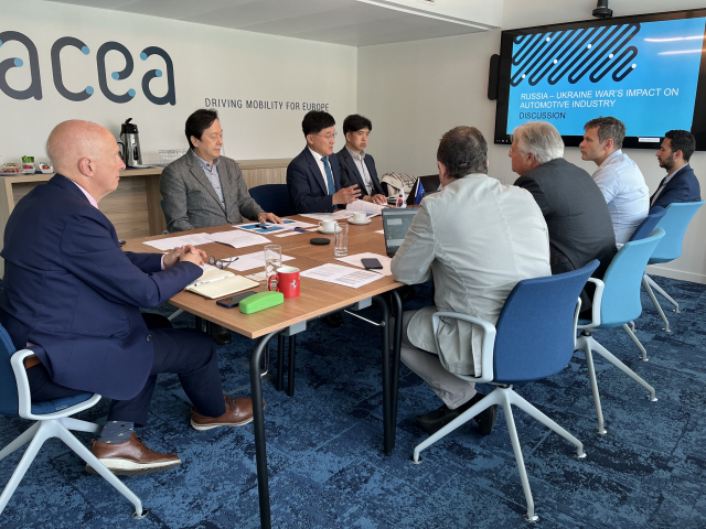 정만기(왼쪽 세 번째) 한국자동차산업협회(KAMA) 회장과 유럽자동차협회(ACEA) 관계자들이 10일(현지 시간) 벨기에 브뤼셀에서 정례 협의를 개최하고 있다. 사진 제공=KAMA