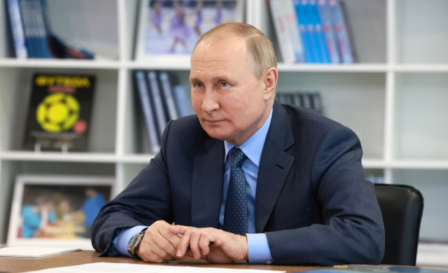 블라디미르 푸틴 러시아 대통령이 11일(현지 시간) 소치에 있는 영재아동교육센터를 방문해 대화하고 있다. EPA연합뉴스