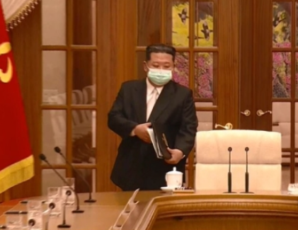 마스크 착용하고 회의장에 들어서는 김정은 북한 국무위원장/연합뉴스