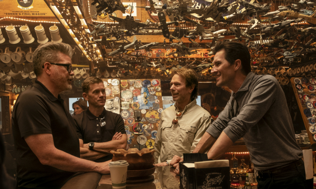 ‘탑 건: 매버릭’ 촬영장에서 제리 브룩하이머(오른쪽 두번째)가 조셉 코신스키 감독, 토미 하퍼, 크리스토퍼 맥콰이어와 담소를 나누고 있다. 사진 제공=Paramount Pictures