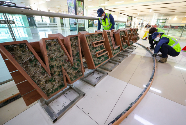 12일 오전 서울 김포공항 국제선 입국장에서 관계자들이 리모델링을 위한 준비작업을 하고 있다. 연합뉴스