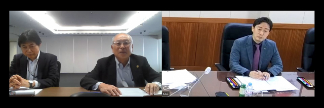 윤형중(오른쪽) 한국공항공사 사장이 일본 하네다공항 관계자들과 긴급회의를 하고 있다./한국공항공사