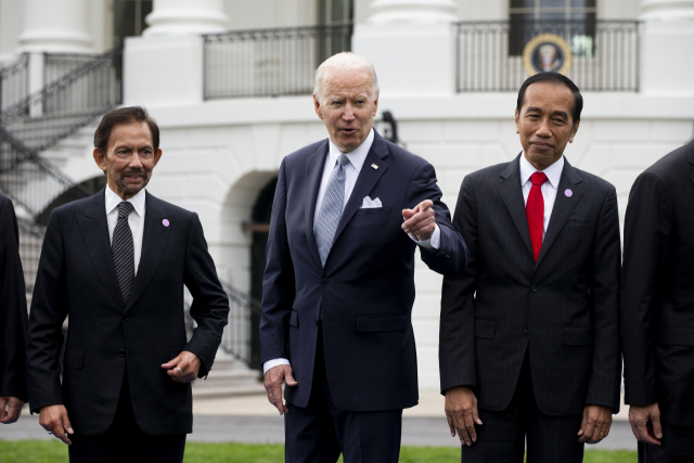 조 바이든(가운데) 미국 대통령이 12일(현지 시간) 동남아시아국가연합(ASEAN·아세안) 정상들과 회담을 갖기 전 조코 위도도(오른쪽) 인도네시아 대통령 등 아세안 정상들과 기념 촬영을 하고 있다. EPA연합뉴스