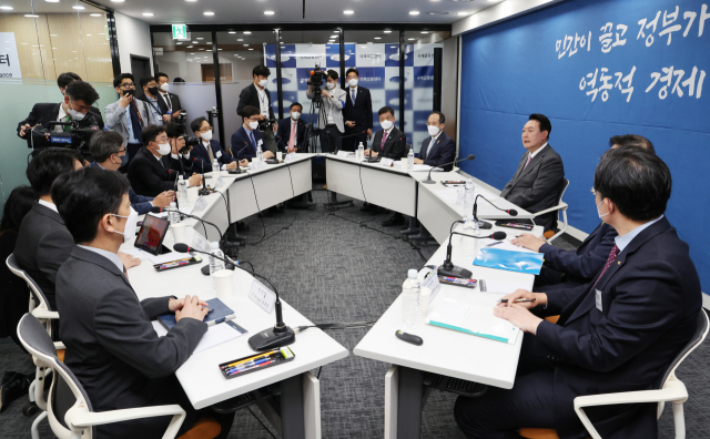 윤석열 대통령이 13일 오전 서울 중구 명동 국제금융센터에서 열린 거시금융상황 점검회의에서 인사말을 하고 있다./연합뉴스