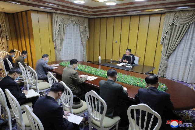 김정은 북한 국무위원장이 지난 12일 국가비상방역사령부를 방문해 방역상황에 대해 의견을 말하고 있다./연합뉴스