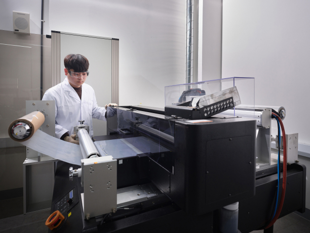 한국에너지기술연구원 연구진이 롤투롤과 결합된 3D 프린터로 대면적 패턴형 이온교환막을 제막중이다. 사진제공=한국에너지기술연구원