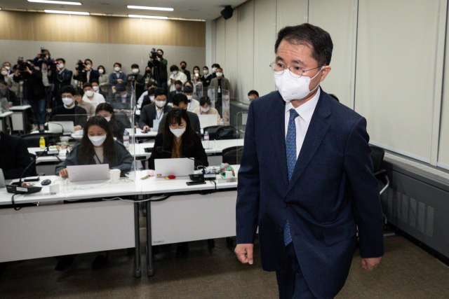 여운국 고위공직자범죄수사처 차장이 지난 4일 정부과천청사 공수처에서 '고발사주' 의혹 수사결과 브리핑을 하기 위해 단상으로 향하고 있다. 공동취재단