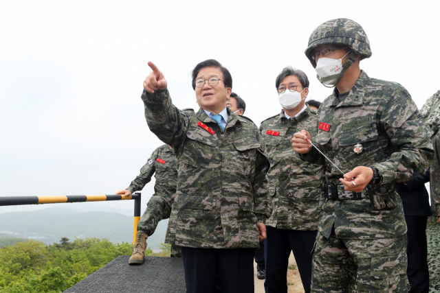 박병석 국회의장이 13일 백령도에 위치한 해병대 제6여단을 방문해 장병들의 훈련을 참관하고 있다./사진제공=국회의장실