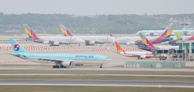 13일 오후 인천국제공항 활주로 위로 여객기가 이동하고 있다. 연합뉴스