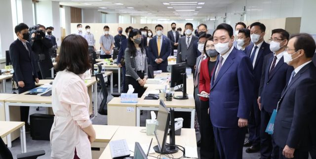 윤 대통령은 11일 용산 대통령실 청사 사무실을 순회하면서 대통령실 직원들을 만나 이들을 격려했다. 연합뉴스