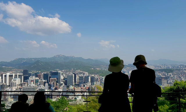 지난 26일 시민들이 남산에서 경치를 감상하고 있다. 연합뉴스