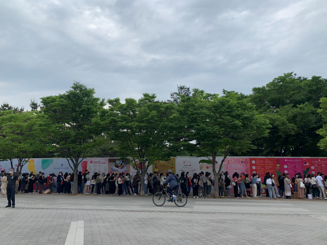 시민들이 13일 오후 서울 송파구 올림픽공원 88잔디마당에서 열린 대규모 야외 대중음악 축제 ‘뷰티풀 민트 라이프 2022’에 입장하기 위해 길게 줄을 서있다. 이번 행사 입장 티켓 가격은 지정 좌석존 1인석 기준 9만 9000원이다. 김남명 기자