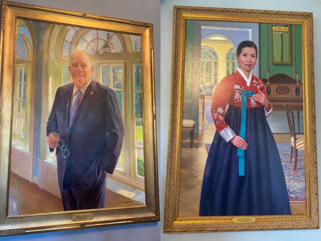 미국 메릴랜드 주지사 관저에 12일(현지시간) 래리 호건 메릴랜드 주지사와 그의 부인인 한국계 유미 호건 여사의 초상화가 걸렸다. 연합뉴스