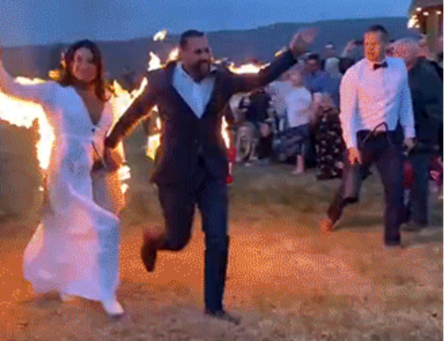 스턴트 배우인 게이브 제솝(42)과 앰비르 밤비르(42)는 결혼식 피로연에서 온몸에 불을 붙이고 퇴장하는 이벤트를 벌여 하객들을 놀라게 했다. 틱톡캡처