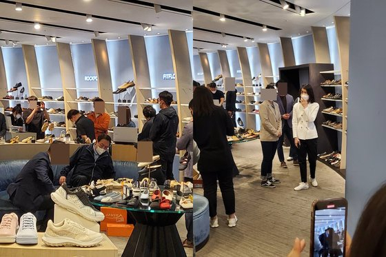 지난 14일 윤석열 대통령 내외가 신세계 강남점에서 신발을 구매하고 있다. /온라인 커뮤니티 캡쳐