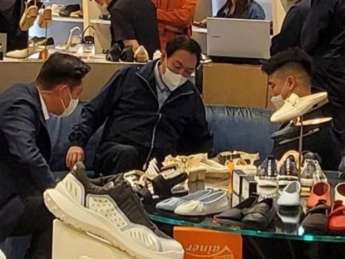 윤석열(가운데) 대통령이 14일 신세계백화점 강남점 바이네르 매장에서 신발을 고르고 있다. 온라인 커뮤니티 캡처