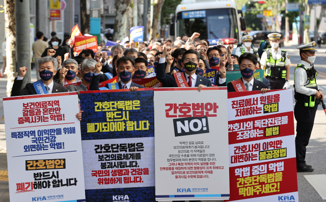 대한의사협회 회원들이 15일 ‘간호법 규탄 궐기대회’를 열고 서울시의사회관에서 국회 앞까지 행진하며 구호를 외치고 있다. 연합뉴스