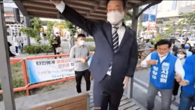 이재명 더불어민주당 인천 계양을 후보가 연설을 하기 위해 벤치에 올라서고 있다. 이준석 페이스북 캡처
