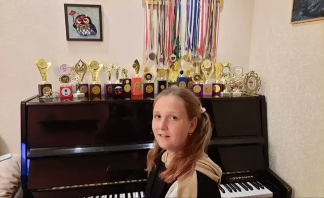 러시아군이 우크라이나 키이우 인근 민가 피아노에 수류탄을 설치했다. 이를 발견한 타티아나 몬코의 딸 다리아가 해당 피아노 앞에 앉아있다. 데일리메일 캡처