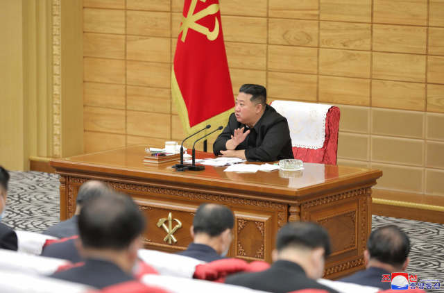 김정은 북한 국무위원장이 신종 코로나바이러스 감염증(코로나19) 관련 의약품이 제때 공급되지 못하고 있다며 강력히 질책했다. 조선중앙통신은 16일 