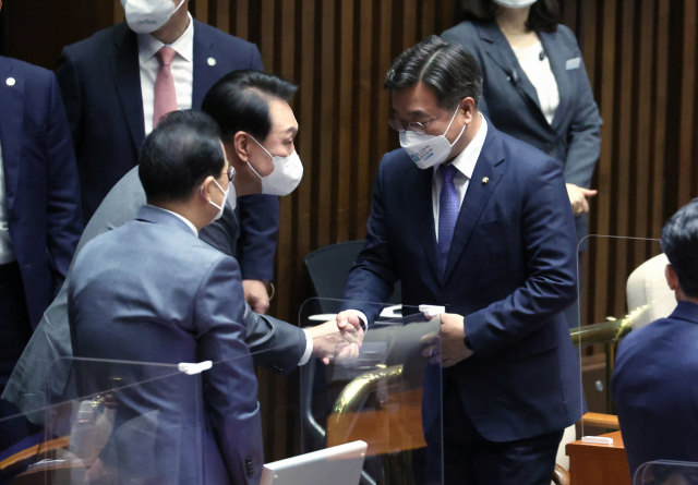 '하늘색' 넥타이 尹, 민주 의원과 일일이 악수…5분간 본회의장 누볐다